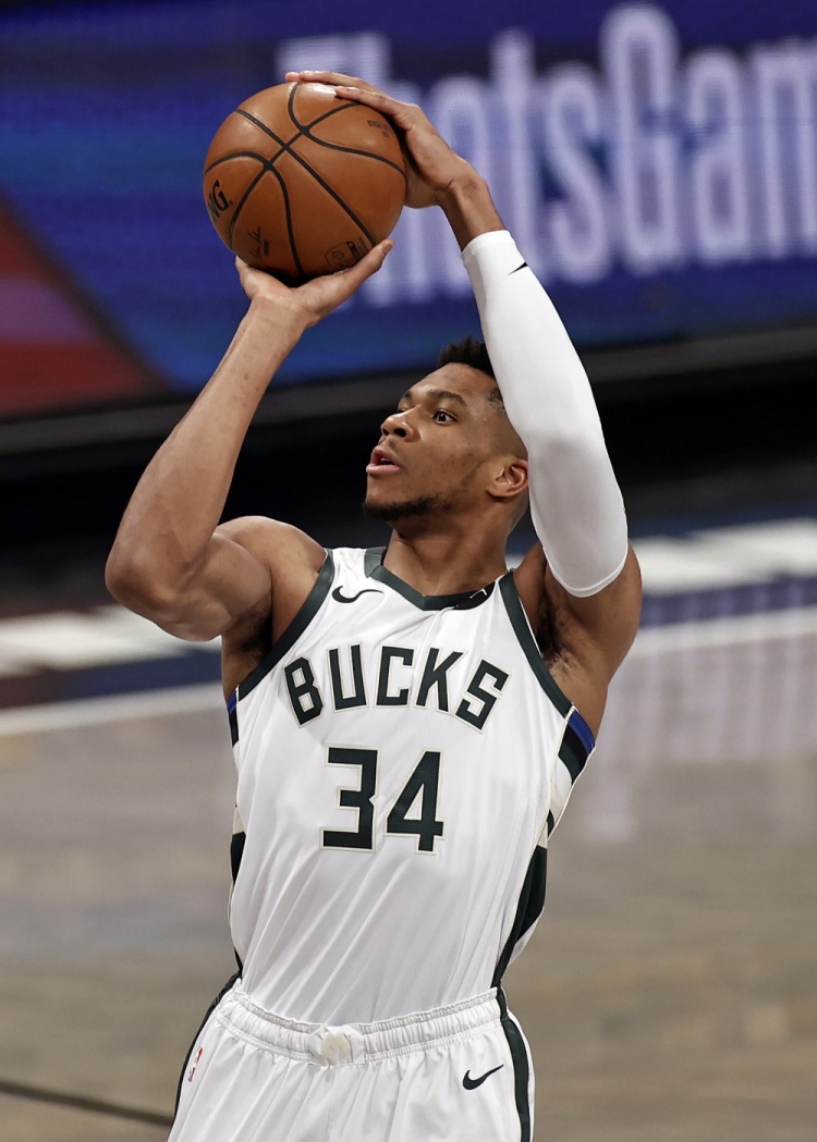 埃杜在高铁站被围满，合同今年到期，他说明年也希望在深圳（埃杜高铁站遭粉丝围堵，合同今年到期：称明年仍盼留在深圳）