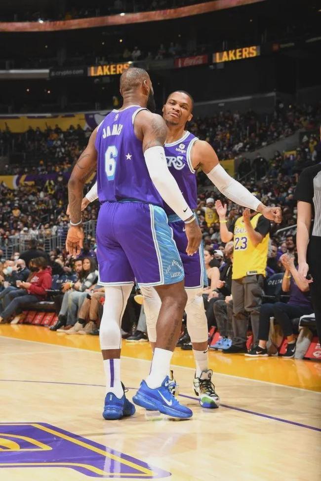 有前锋了，意媒：埃文-弗格森已参加罗马合练，周末可能复出（罗马锋线迎利好：意媒称埃文-弗格森已随队合练，周末有望复出）