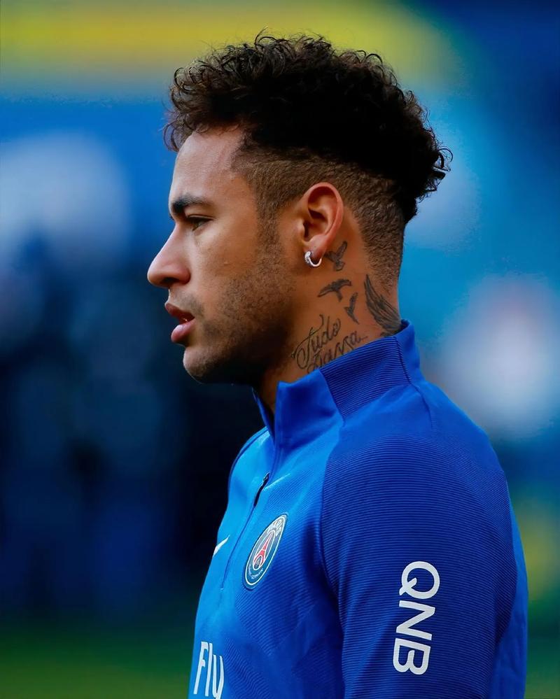 詹姆斯篮板抢断关键时刻锁定胜局（詹姆斯关键时刻抢板断球，锁定胜利）