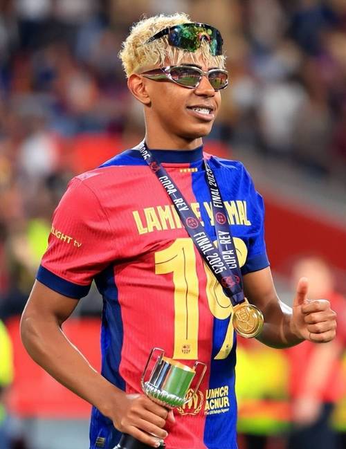 U17世界杯：奥地利2-0九人意大利晋级决赛，莫泽双响（U17世界杯：奥地利2-0力克9人意大利挺进决赛，莫泽梅开二度）