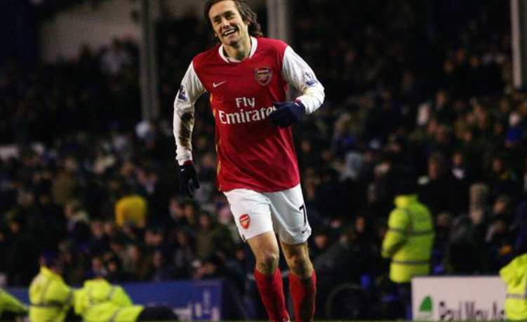 手感火热！福克斯快速反击找到底角巴恩斯 三分手起刀落（状态火爆！福克斯快攻妙传底角巴恩斯，三分稳稳命中）