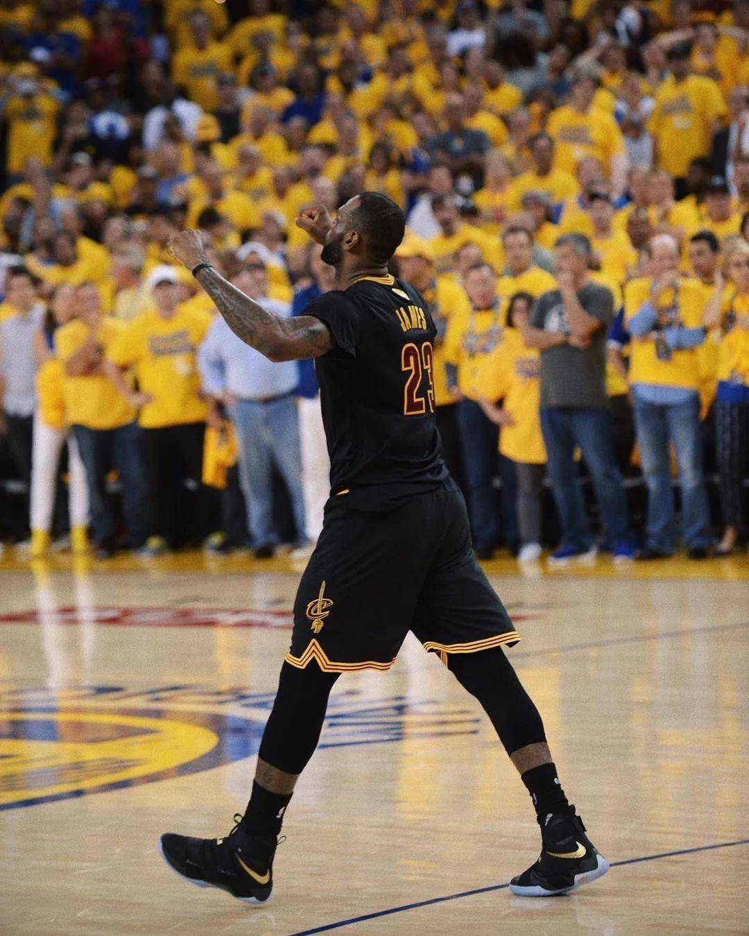 伊涅斯塔：中场球员当教练更能掌控全局，小法现在做得非常好（伊涅斯塔：中场出身的教练更易把控全局，小法执教表现出色）