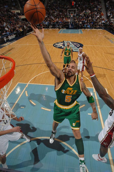 刷新得分生涯之夜！乔治20中12得到39分6篮板8助攻（乔治高光之夜：20投12中轰下39分、6篮板、8助攻）