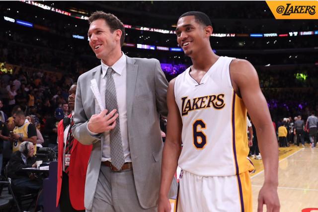 抽空拉拉球，活动活动老胳膊老腿，舒坦（忙里偷闲打拉拉球，舒展筋骨真舒坦）