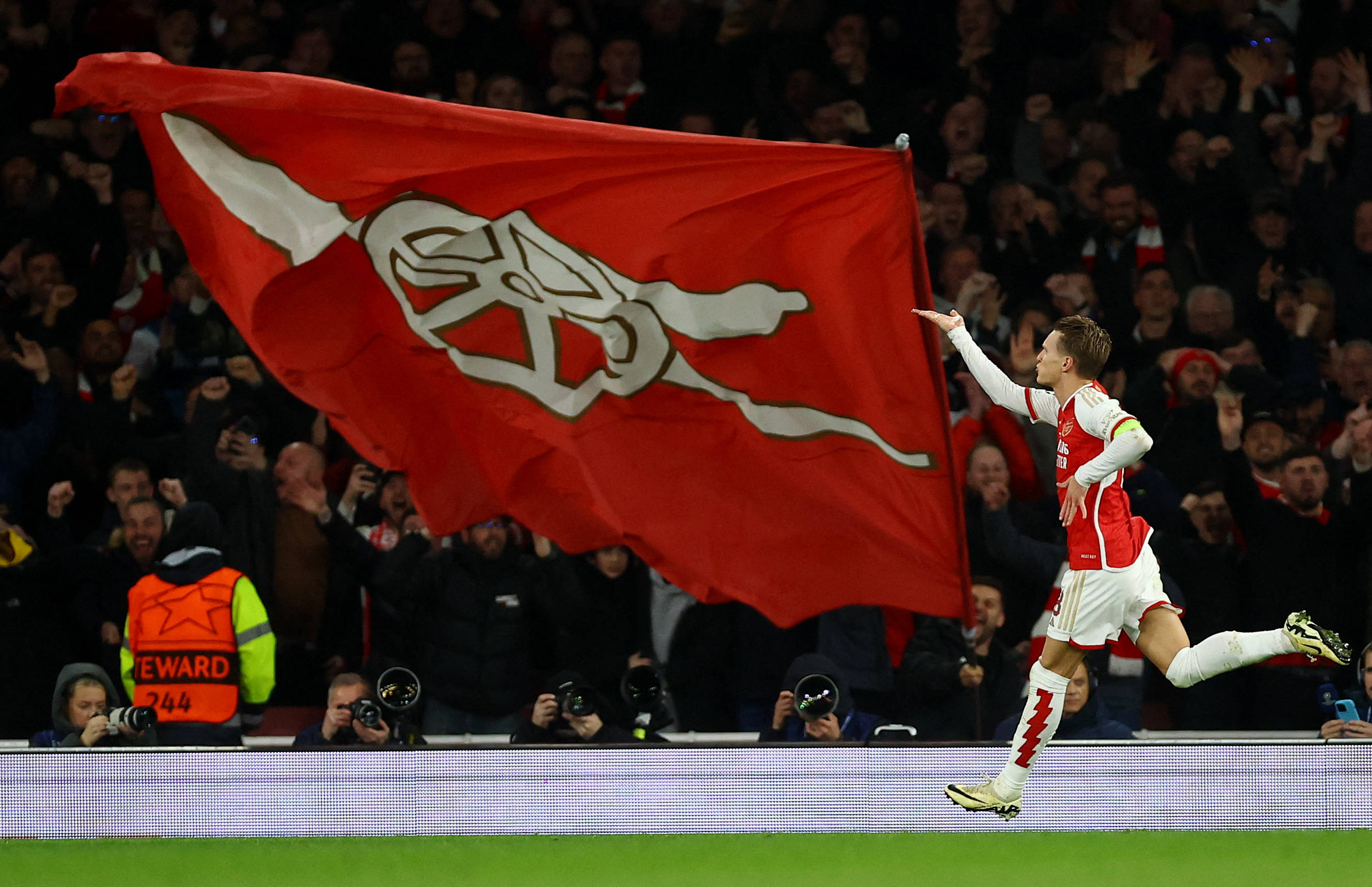 巴萨官方：特尔施特根已获医疗许可，入选对阵法兰克福大名单（巴萨官宣：特尔施特根获准复出，入围对阵法兰克福大名单）