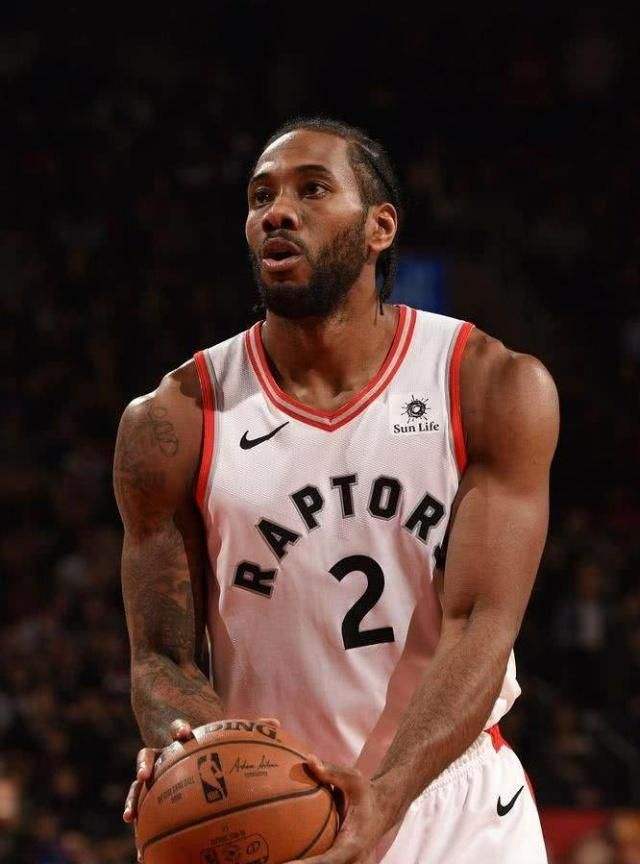 英媒：吉达国民想世界杯后签维尼修斯，准备开5年10亿欧薪水（英媒：吉达国民计划在世界杯后签下维尼修斯，拟开出5年总薪10亿欧）