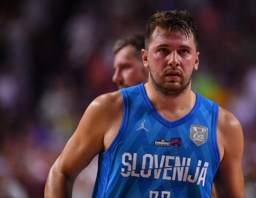 阿德巴约：卡拉格不尊重萨拉赫，他只是幸运出生在利物浦（阿德巴约批卡拉格不尊重萨拉赫：他不过是个生在利物浦的幸运儿）