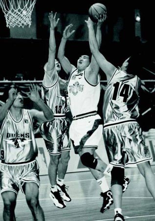 太阳报：贝克汉姆在一家高档酒吧举办派对，庆祝自己封爵（太阳报称贝克汉姆于高级酒吧办庆功宴，庆祝获封爵位）