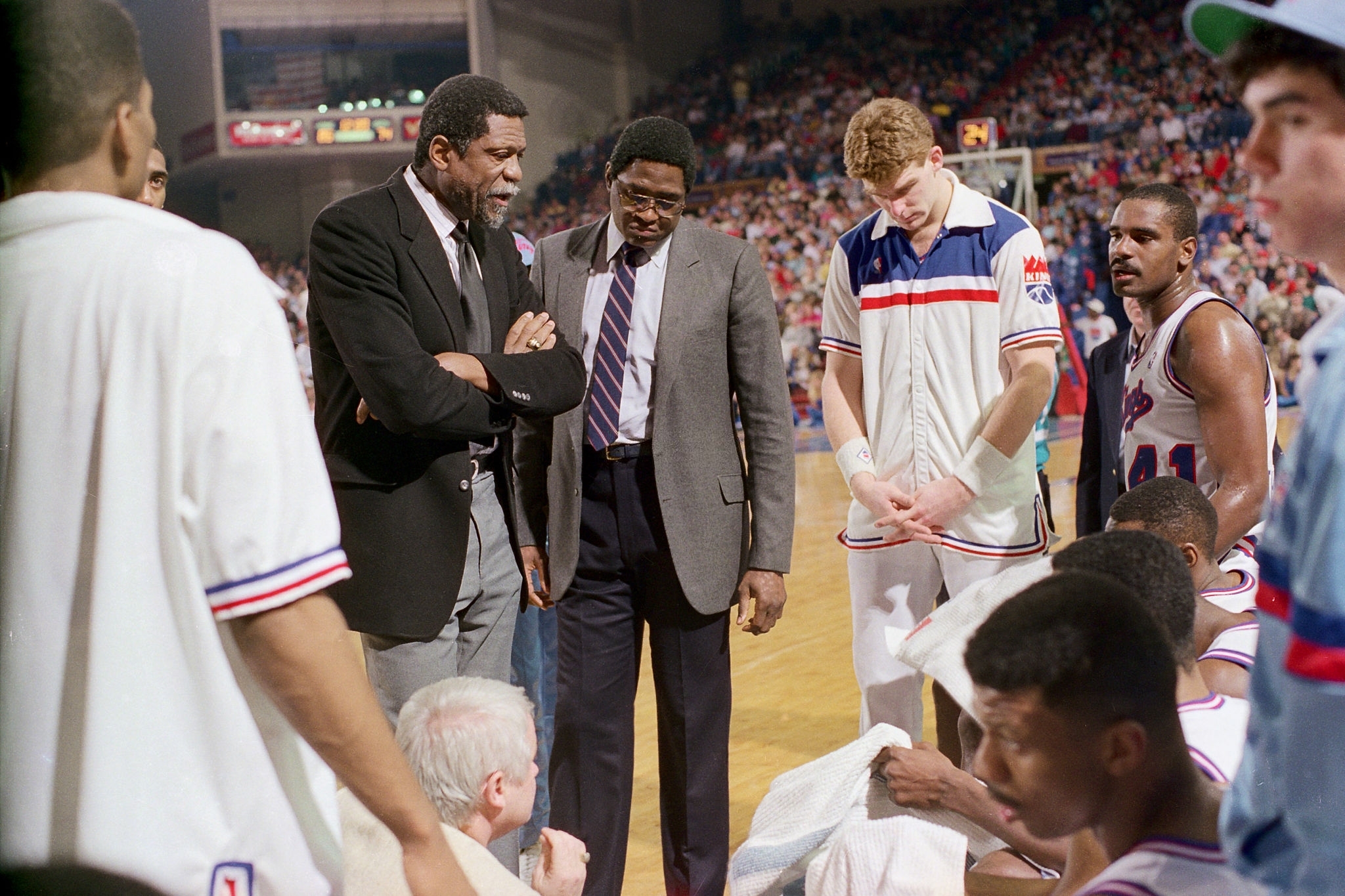 唐斯突破遭遇困境：频繁摔倒成为焦点（唐斯突破受阻：屡次摔倒引发关注）