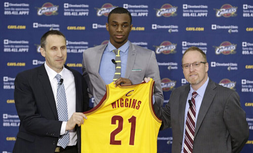 阿斯称皇马需要给姆巴佩配备更好的队友 遭球迷反驳（阿斯称皇马应为姆巴佩配更强队友，引发球迷反驳）