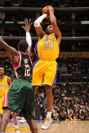 这球犯规吗？特雷·杨绝平不中&抗议公牛犯规，裁判拒绝回看（特雷·杨绝平未果怒指公牛犯规，裁判拒绝回看）