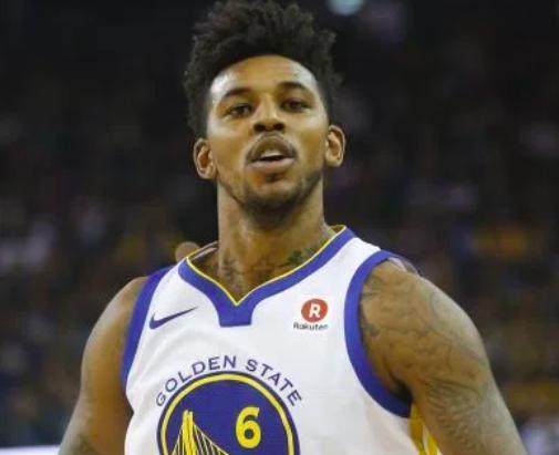 圣诞树入镜！杨瀚森更新社媒晒与奥登合影并配文：12月（杨瀚森社媒晒与奥登合照：圣诞树作背景，配文12月）