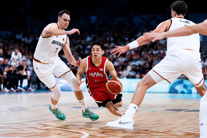 斯普利特：我们正在练习不同的防守策略，大家精神状态都很好（斯普利特：多种防守战术同步演练，全队士气高昂）