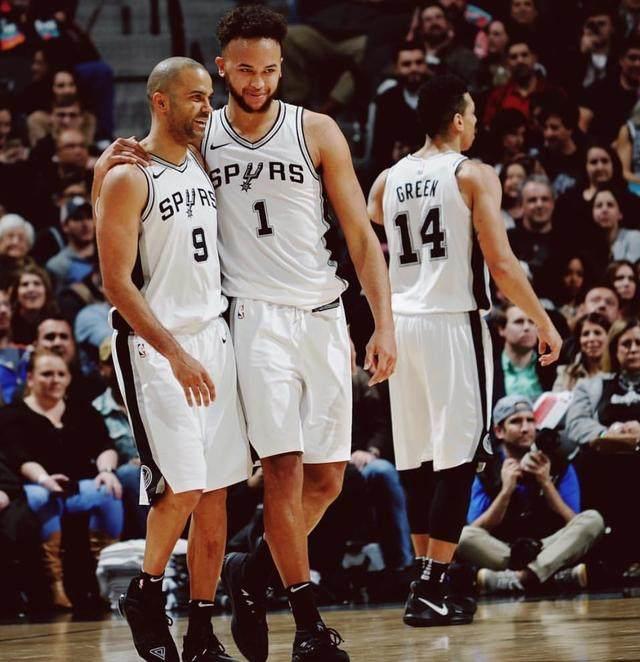 默特萨克、于大宝观战梅州U15vs浙江U15，并与小球员互动（默特萨克、于大宝到场观看梅州U15对阵浙江U15，并与小球员亲切互动）